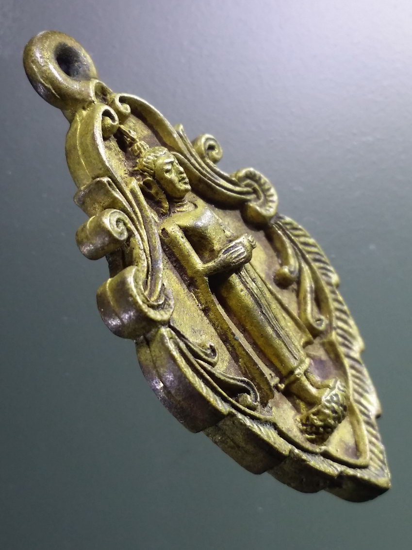 รหัสสินค้า สมุทรสงคราม 004 เหรียญหล่อเนื้อทองผสม หลวงพ่อวัดบ้านแหลม วัดเพชรสมุทรวรวิหาร จังหวัดสมุทรสงคราม สร้างปี 2538 ตอกโค๊ต