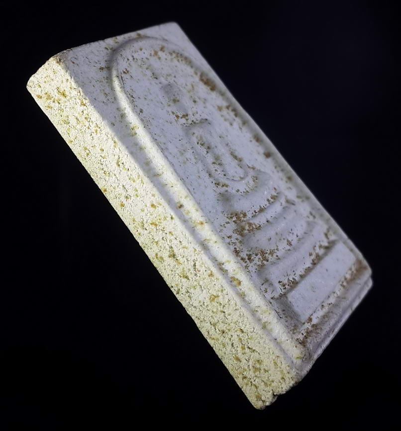 รหัสสินค้า พระสมเด็จ วัดต่างๆ 368 พระสมเด็จเนื้อผง พิมพ์ปรกโพธิ์ หลังตราพระราชพิธีกาญจนาภิเษก สร้างปี 2539 ด้านหลังมีอักษรคำว่า "อยู่"