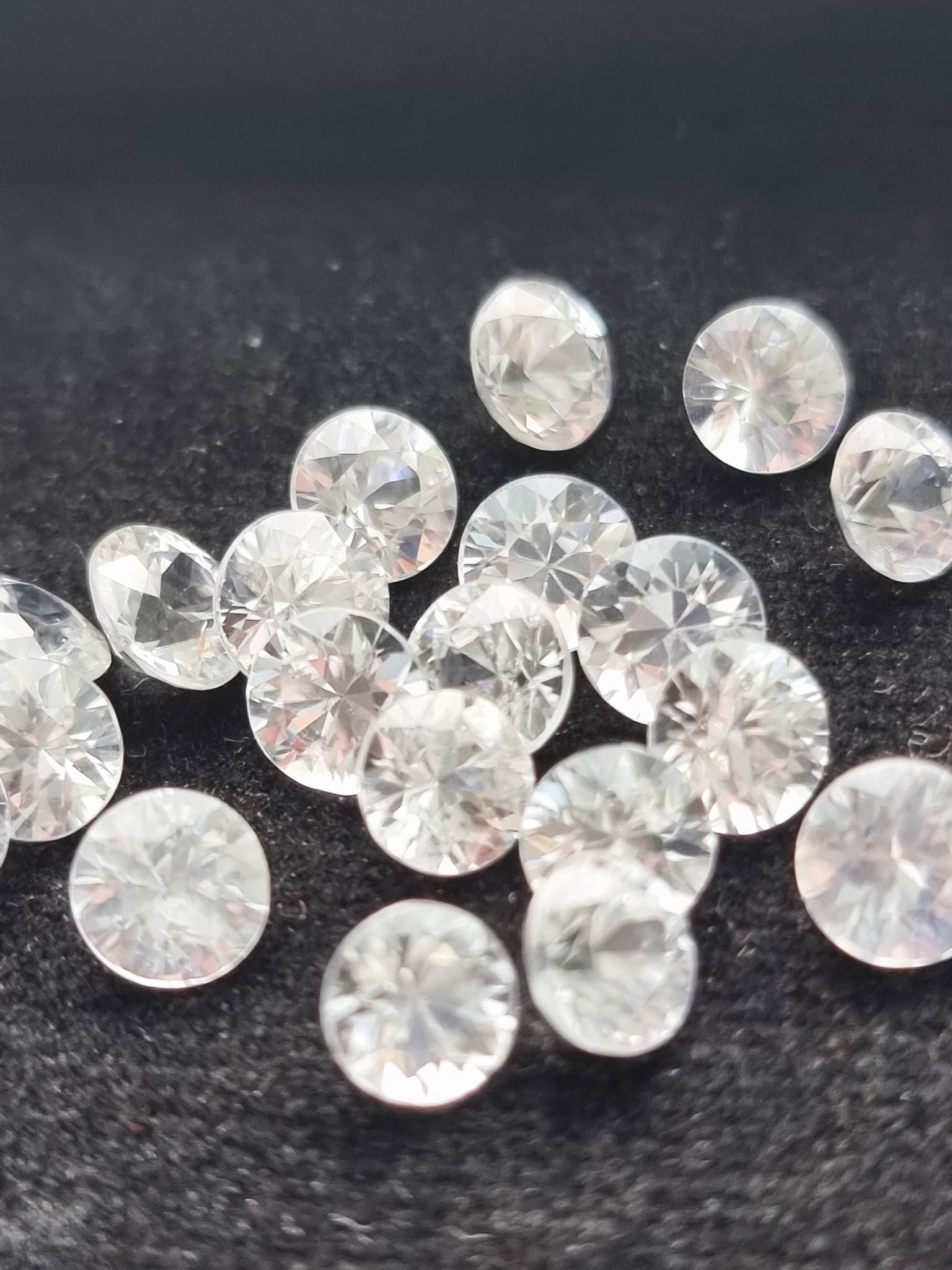 เพทายขาวกลมเจียรเหลี่ยม 5.0 มม. 1 เม็ด