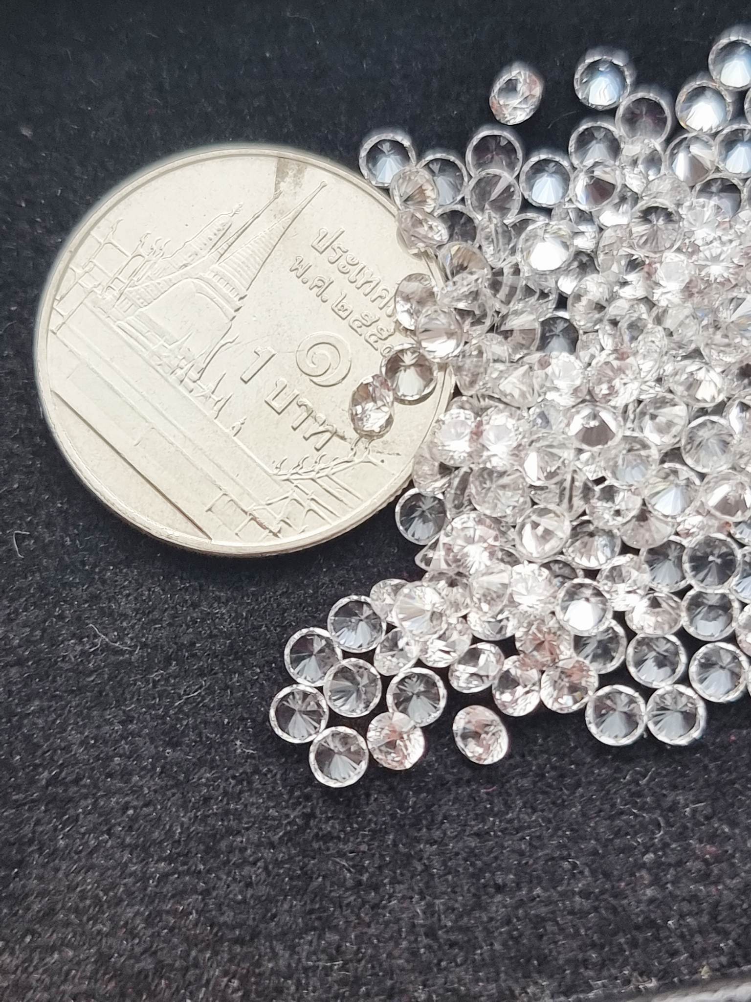 เพทายขาวกลมเจียรเหลี่ยม Size 2.7 มม. 1 กะรัต