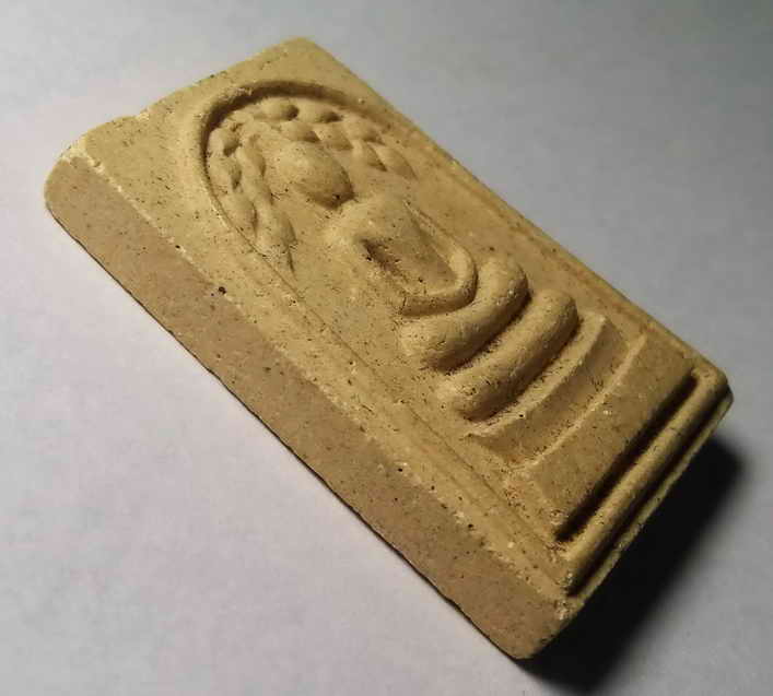 รหัสสินค้า พระเนื้อดิน เนื้อผง เนื้อว่าน 113 พระสมเด็จปรกโพธิ์ หลวงพ่อเกลี้ยง วัดเนินสุทธาวาส จังหวัดชลบุรี สร้างปี 2540