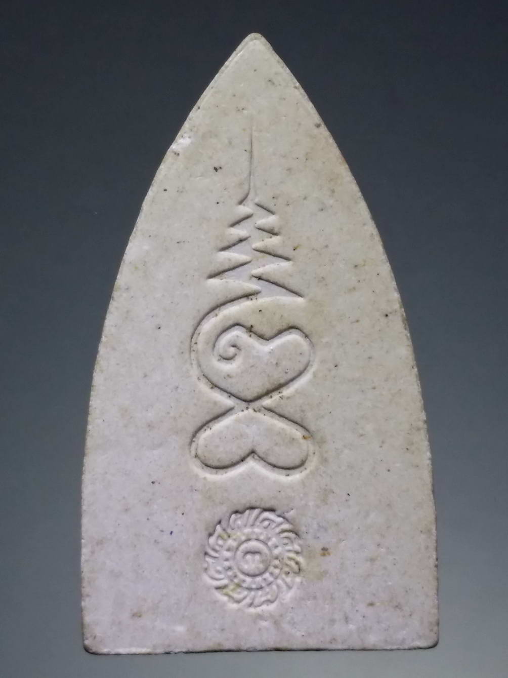 รหัสสินค้า พระไม่ทราบที่ 261 พระผงหลวงพ่อโสธร หลังยันต์ และกงจักร ไม่ทราบที