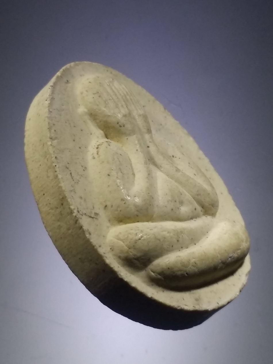 รหัสสินค้า พระปิดตา ทั่วไป 003 พระปิดตาเนื้อผง รุ่นปลดหนี้ วัดบ้านหมากมี่ ด้านหลังกดโค้ด จมลึกลงไปในเนื้อพระ