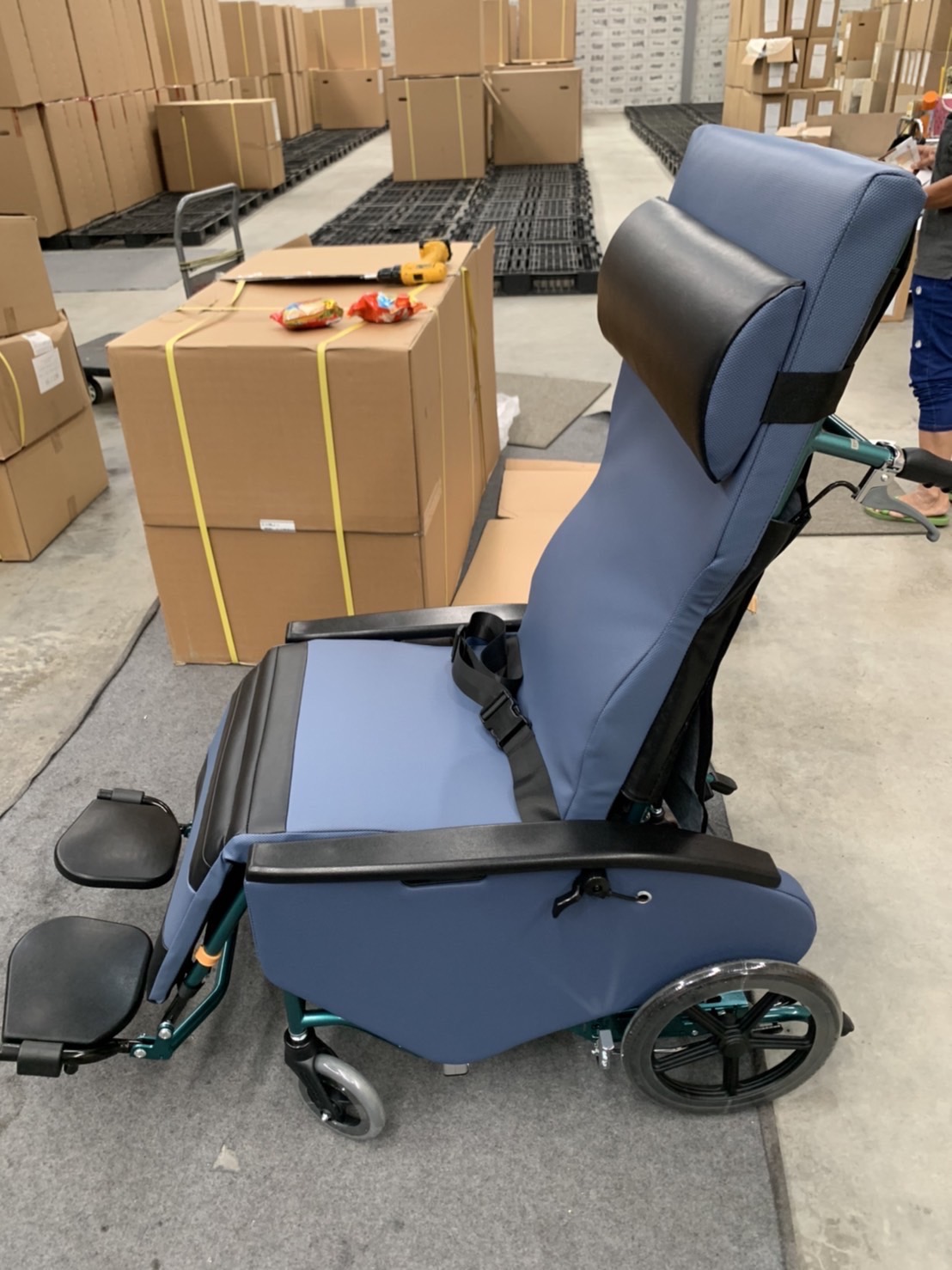 รถเข็นปรับเอนนอน แบรนด์ญี่ปุ่น Matsunaga Wheelchair (車いす) รุ่น FR31TR ขนาดมาตรฐาน เปิดประสบการณ์นอนที่สบายที่สุด + แถมฟรี สายรัดกันตก (รุ่นยอดนิยม)