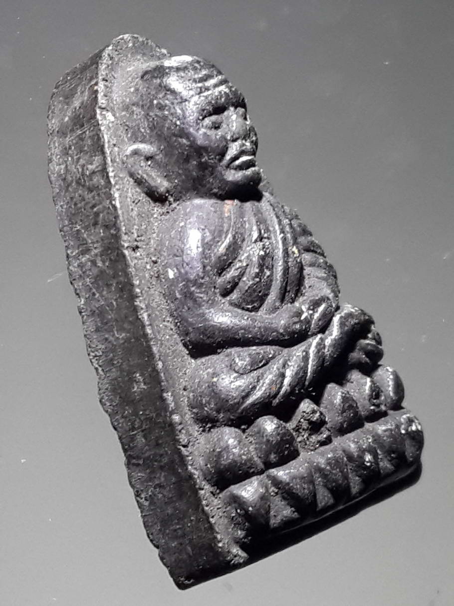 รหัสสินค้า หลวงปู่ทวด วัดต่างๆ 341 หลวงปู่ทวด เนื้อว่าน ฝังเพชรหน้าทั่ง พิมพ์คล้าย ปี 24 ไม่ทราบปีที่สร้าง พระรายการนี้ให้เช่าบูชาแล้ว