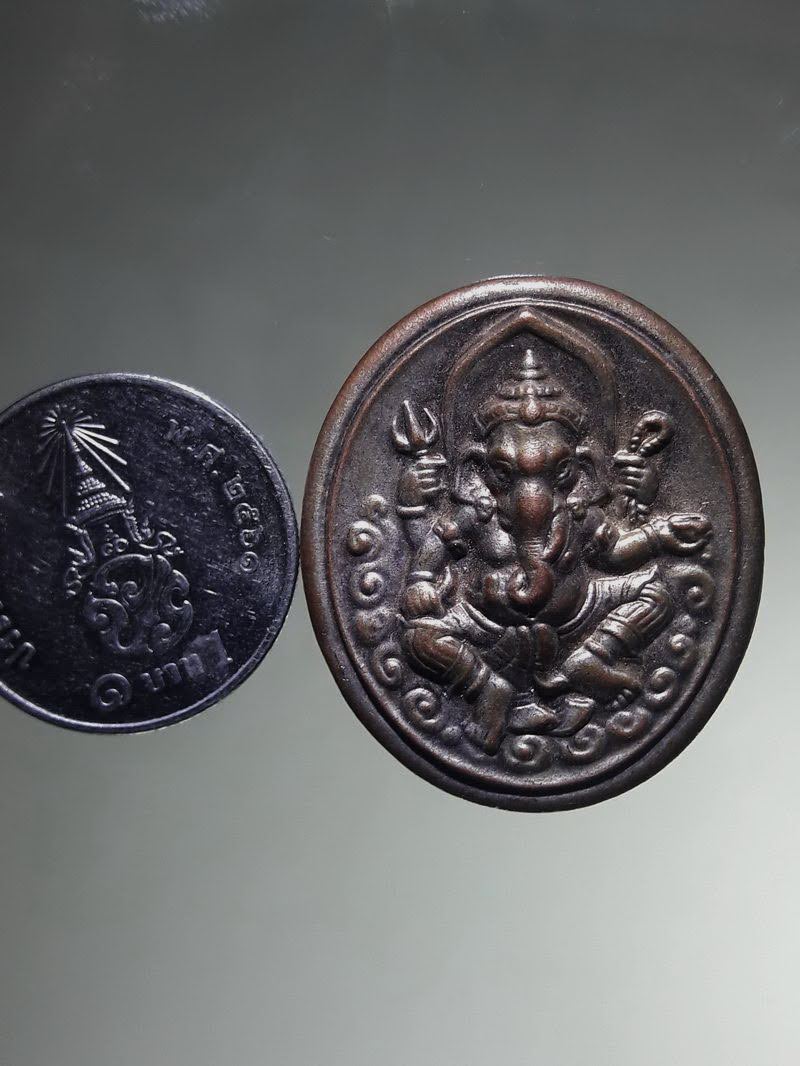 Antig FB 12853 เหรียญพระพิฆเณศวร เทพเจ้าแห่งความสำเร็จ เนื้อทองแดงกะไหล่เงิน กรมศิลปากร จัดสร้างปี 2547 ตอกโค๊ต ด้านหลัง