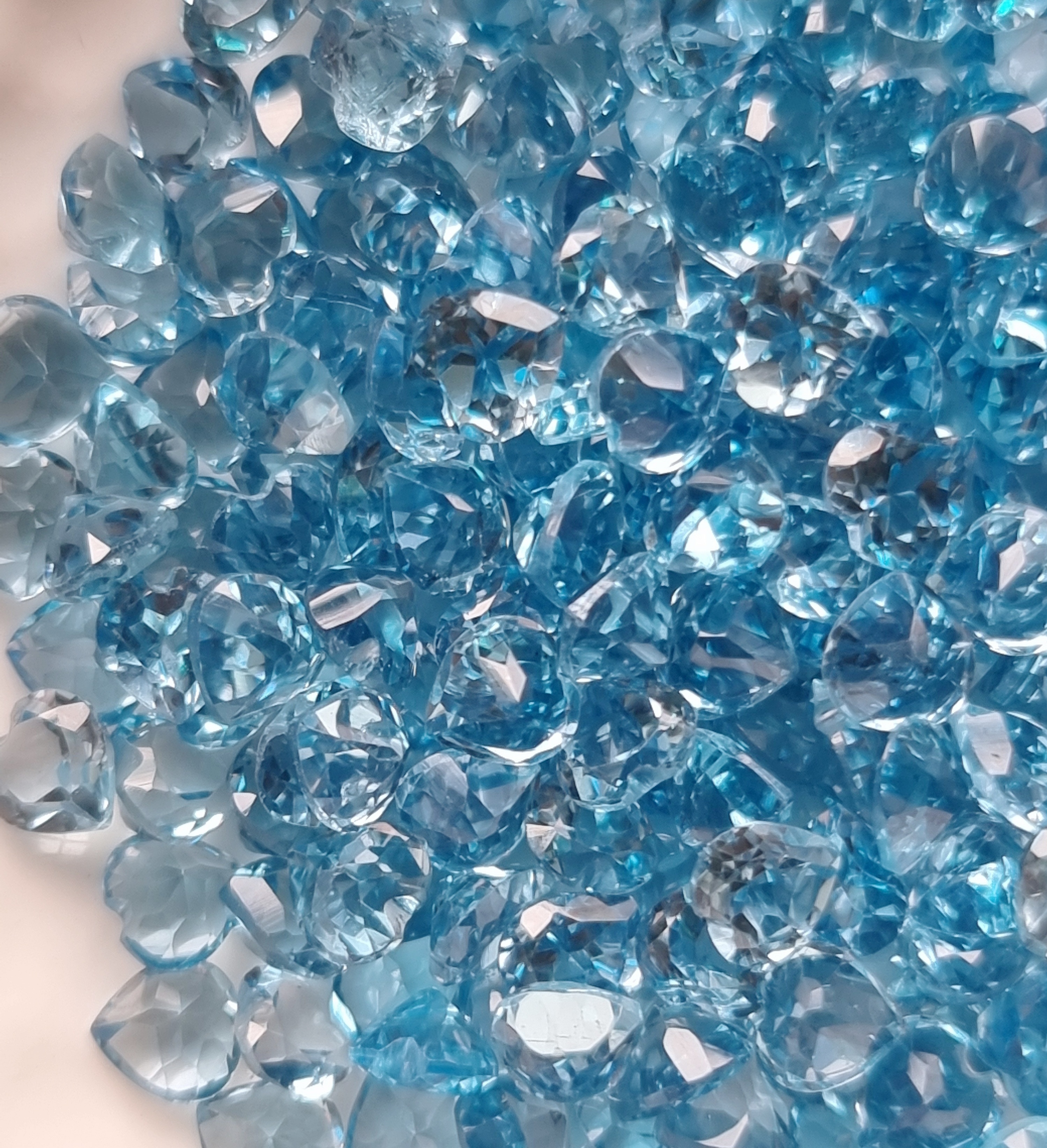 พลอยบลูโทปาสหัวใจ 4 มม. 5 กะรัต