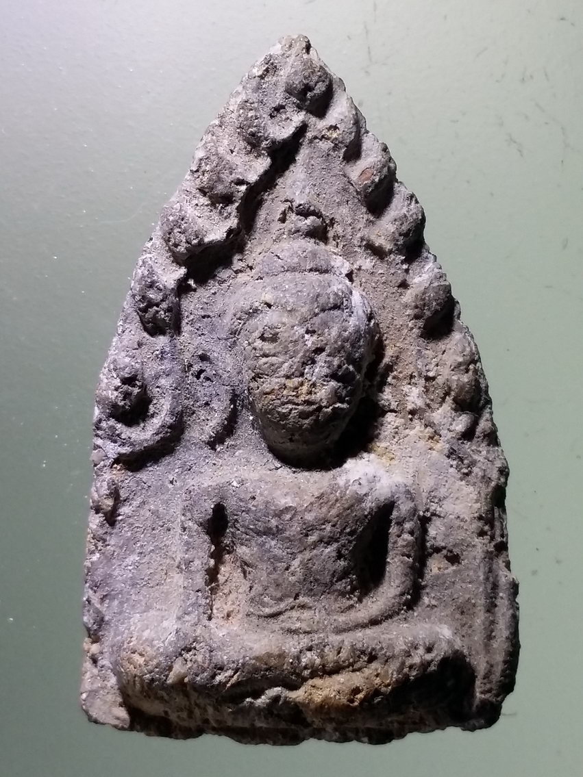 รหัสสินค้า พระเนื้อดิน เนื้อผง เนื้อว่าน 6187 พลายเดี่ยว บ้านกร่าง เนื้อดินเผา พระองค์นี้ผมดูไม่ขาด ผมดูแล้วพระน่าจะถูกน้ำท่วม เนื้อแห้งขาดใจ ไม่เคยเช็คไม่เคยแห่ วัดกันจบที่ 600 ถ้าต้องการให้รับประกันเพิ่ม 15,000