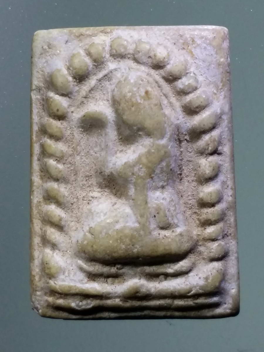 รหัสสินค้า พระไม่ทราบที่ 472 แม่นางกวักเนื้อผง พิมพ์ขอบเกลียวเชือกใหญ่ ด้านหลังมีตัวอักษร ไม่ทราบที่ พระรายการนี้ให้เช่าบูชาแล้ว