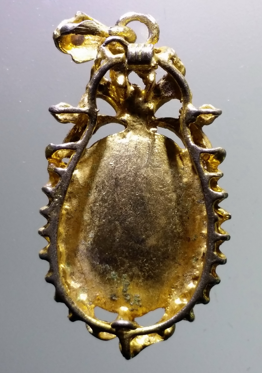 รหัสสินค้า เครื่องราง ล็อกเก็ต ภาพถ่าย 117 ล็อกเก็ตกะไหล่ทองฝังเพชร หลวงพ่ออุดมภาวนาภิรัต รุ่นฉลองอายุ 72 พรรษา สร้างปี 2552 เพชรมีหลุดออกไปบ้างตามกาลเวลา