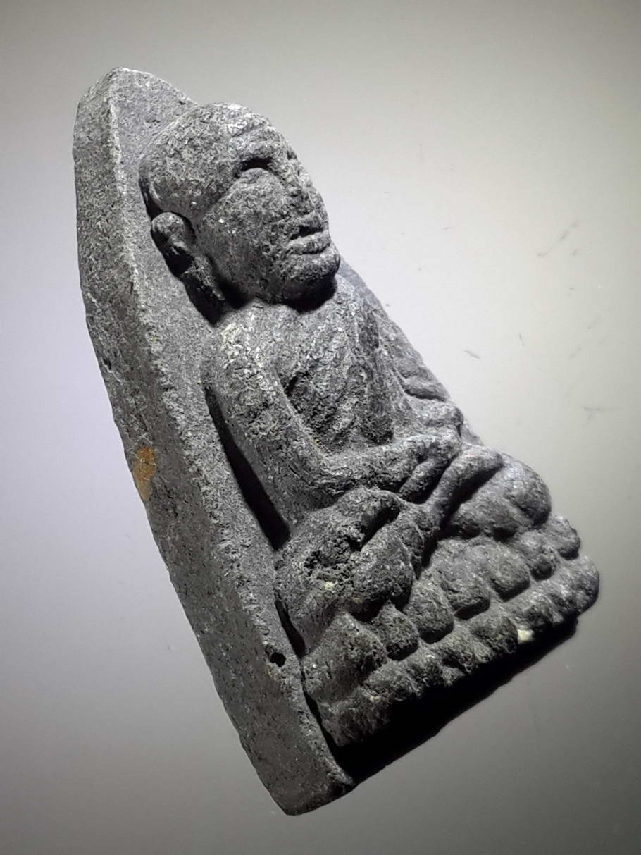 รหัสสินค้า หลวงปู่ทวด วัดต่างๆ 380 หลวงปู่ทวดเนื้อผงใบลาน ด้านหลังมี ร่มกาง 3 ชั้น ไม่ทราบวัดที่สร้าง