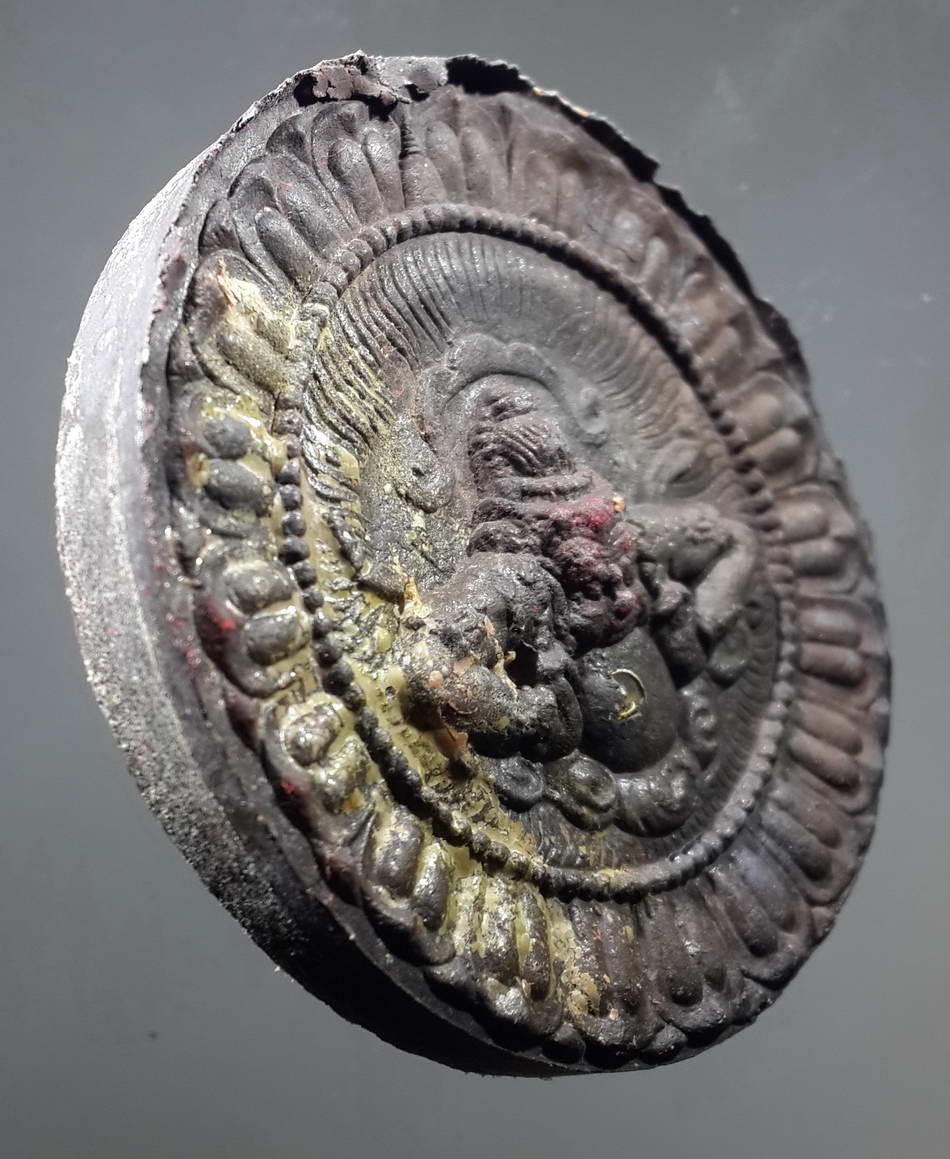 รหัสสินค้า จตุคามรามเทพ 117 จตุคามรามเทพ รุ่นมหาปาฏิหาริย์มั่งมีทรัพย์ เนื้อว่านดำ ฝังหัวนะโมเงิน จตุคามรามเทพ รายการนี้ให้เช่าบูชาแล้ว