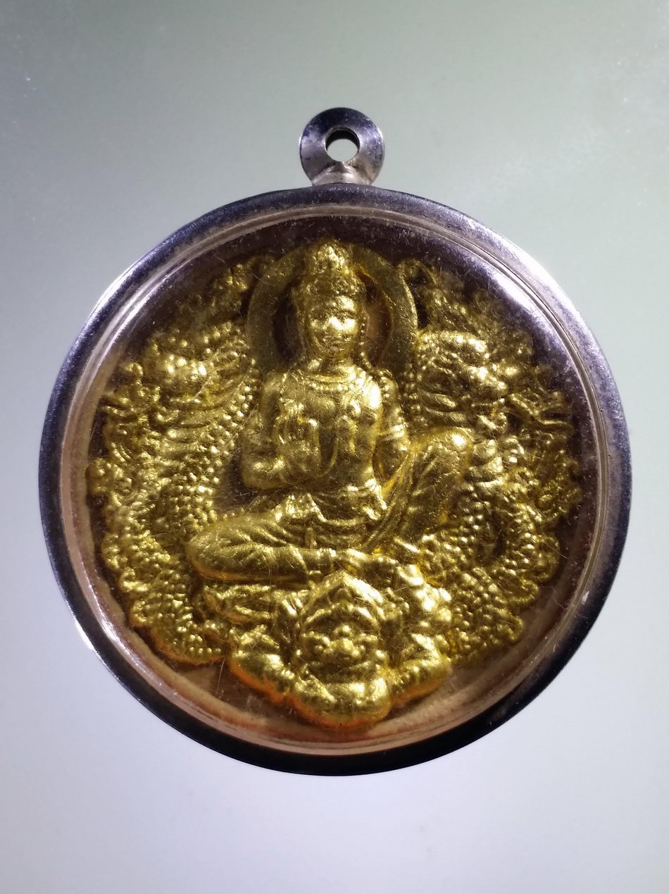 รหัสสินค้า จตุคามรามเทพ 437 พระเทวราชโพธิสัตว์จตุคามรามเทพ เนื้อว่านขาว ปัดทอง ไม่ทราบรุ่น มีตลับสแตนเลส พร้อมแขวนบูชา ผมถ่ายรูปเปิดฝาหน้าอย่างเดียวนะครับ ขี้เกียจครับ บอกตรงๆ