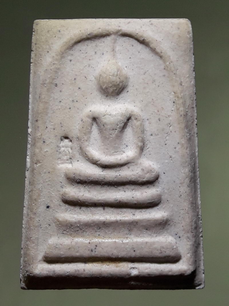 รหัสสินค้า พระสมเด็จ วัดต่างๆ 1319 พระสมเด็จ ด้านหลังปั๊มตรายางรูประฆัง แต่ปั๊มไม่ชัด ด้านหน้า กดโค๊ตรูประฆัง วัดระฆังโฆสิตาราม ไม่ทราบปีที่สร้าง