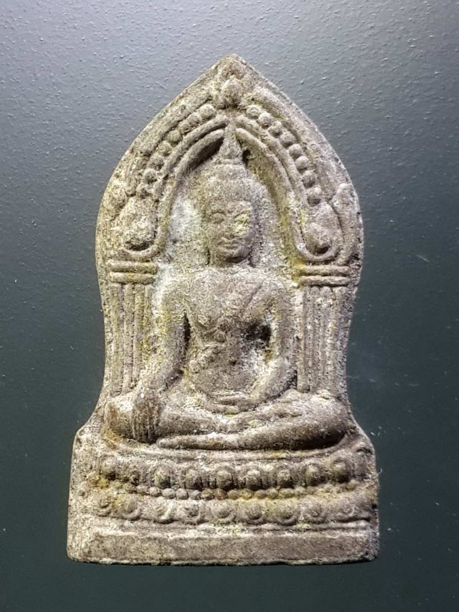 รหัสสินค้า พระเนื้อดิน เนื้อผง เนื้อว่าน 2305 พระพุทธชินราชใบเสมา เนื้อผง รุ่นปิดทอง ปี 2547 วัดพระศรีรัตนมหาธาตุ จังหวัดพิษณุโลก พระรายการนี้ให้เช่าบูชาแล้ว