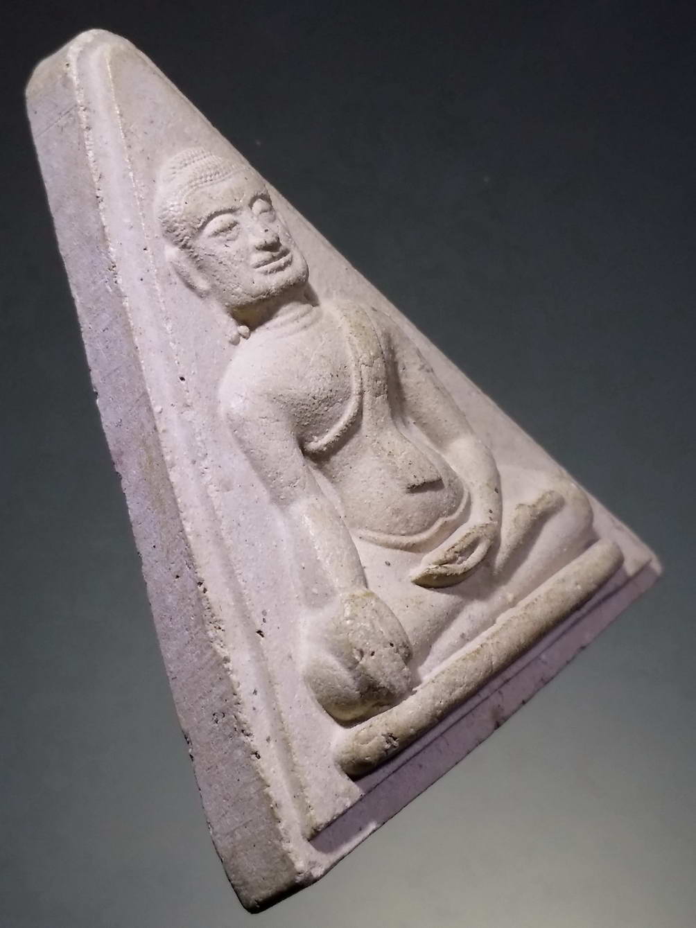 รหัสสินค้า พระไม่ทราบที่ 258 พระนางพญาเนื้อผง พิมพ์สามเหลี่ยม หลังยันต์ ไม่ทราบที่