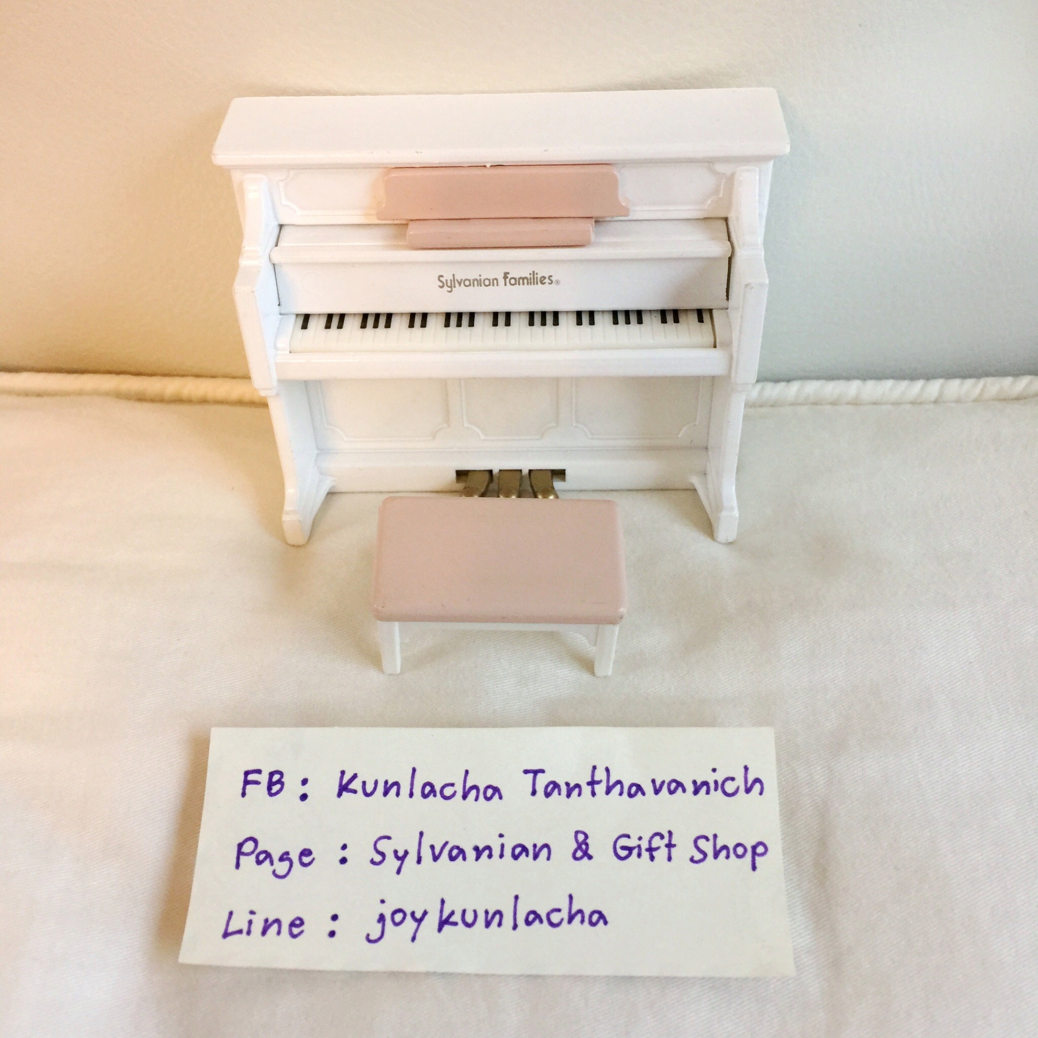 เปียโนสีขาวตัดกับสีชมพูพาสเทล สวยค่ะ Piano Set : Sylvanian Families