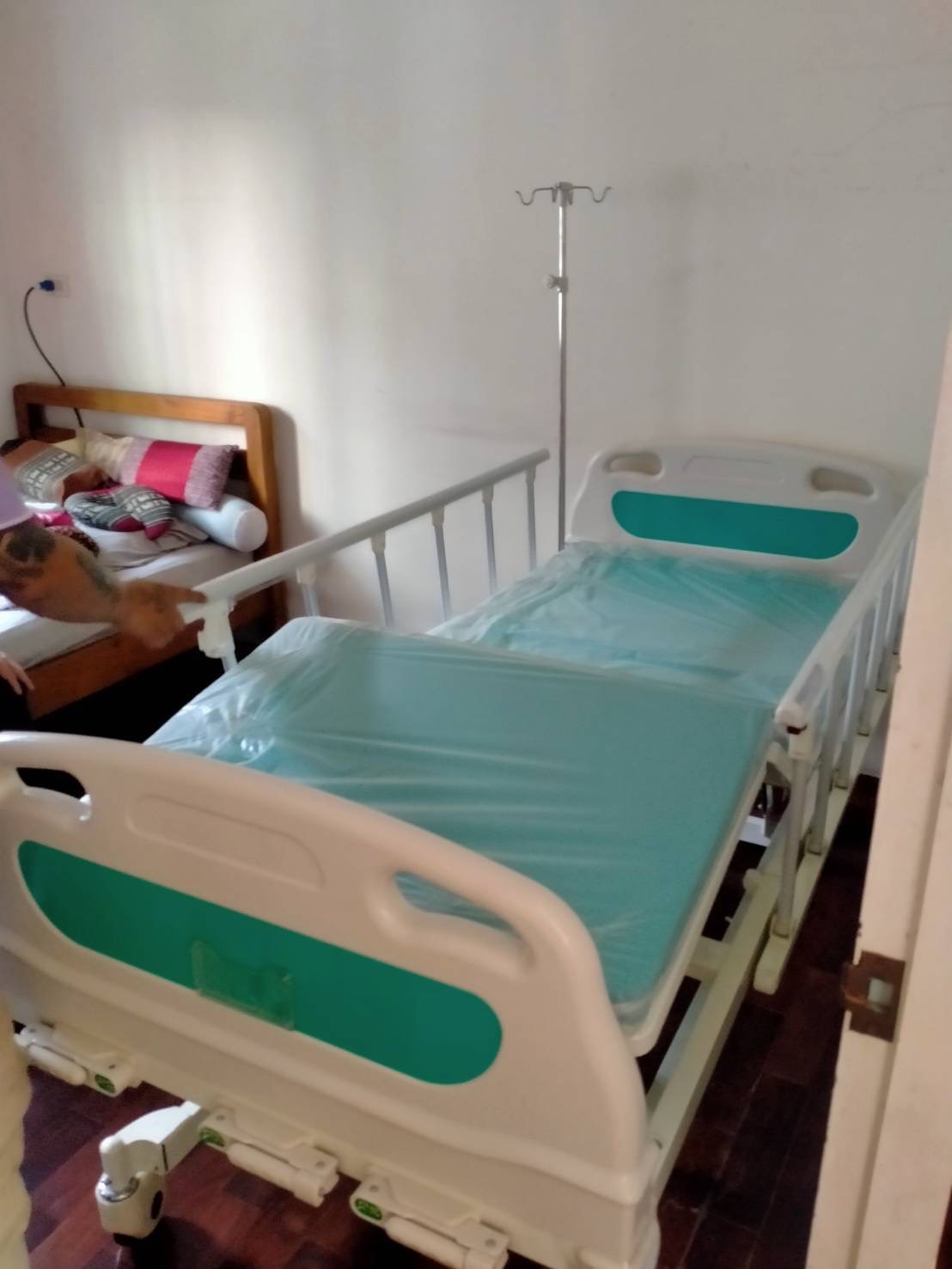 เตียงผู้ป่วยมือหมุน 3 ไกร์ A328P หัว-ท้าย ABS ราวสไลด์ (Manual Hospital Bed) ปรับเตียงต่ำพิเศษ 37 ซม. เท้าสัมผัสพื้นได้อย่างปลอดภัย + แถมพิเศษ ฟูกที่นอน 4 ตอน + เสาน้ำเกลือเสียบหัวเตียง (รุ่นขายดี)