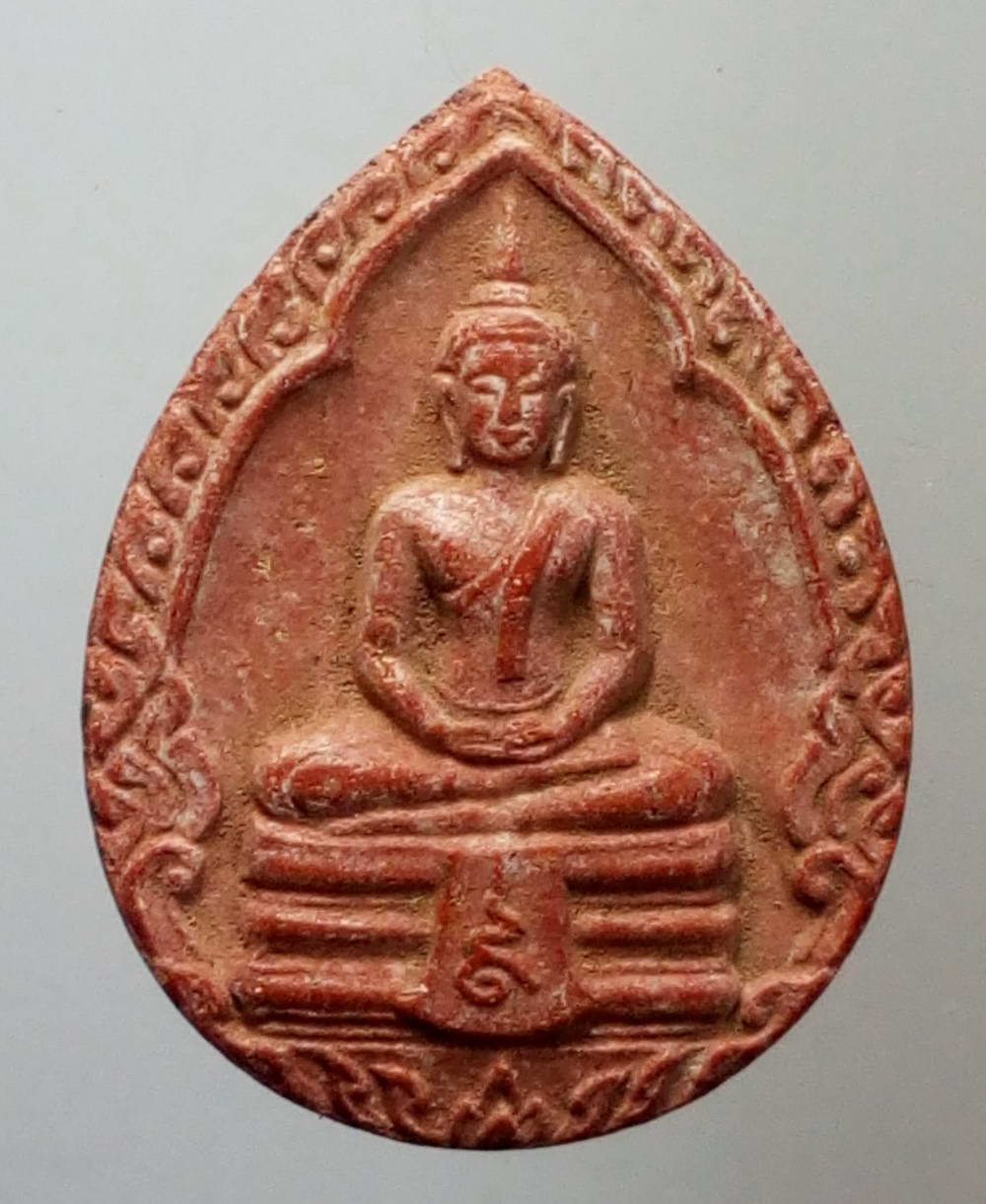 รหัสสินค้า พระไม่ทราบที่ 137 พระผงกลีบบัวหลวงพ่อโสธร ด้านหลังมีรอยปั๊มตรายาง แต่ไม่ชัด ไม่ทราบที่