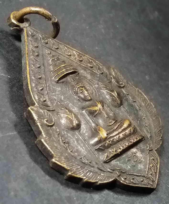 รหัสสินค้า สระบุรี 002 เหรียญรุ่นแรก พระพุทธประทานในโบสถ์ วัดเขาวง (ถ้ำนารายณ์) จังหวัดสระบุรี สร้างปี 2519