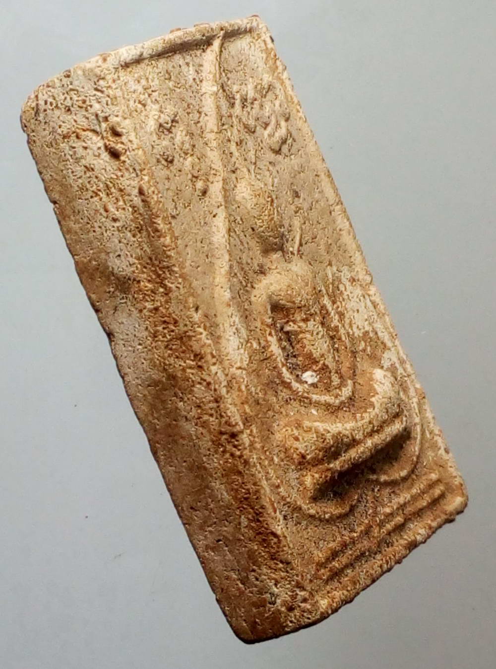 รหัสสินค้า พระไม่ทราบที่ 181 พระพุทธเนื้อผงใบโพธิ์ หลังเจดีย์สามองค์ ด้านหลังมีตัวอักษรย่อ ช.ม.ไม่ทราบที่ พระรายการนี้ให้เช่าบูชาแล้ว