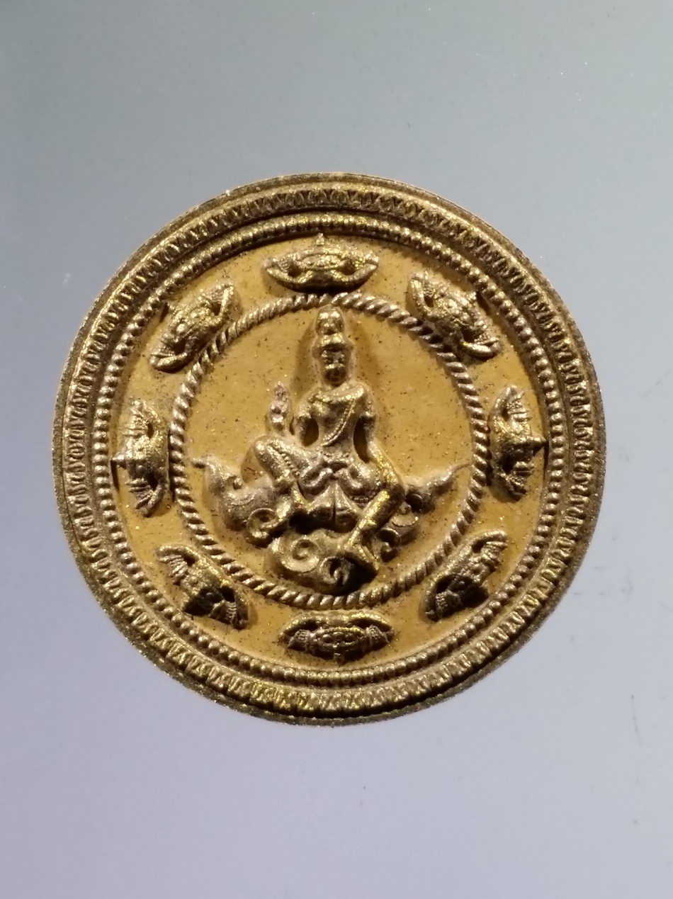 รหัสสินค้า จตุคามรามเทพ 773 พระเทวราชโพธิสัตว์จตุคามรามเทพ รุ่นขุมทรัพย์สี่แผ่นดิน เนื้อเหลืองเรืองทรัพย์ ปัดทอง โค๊ตเลเซอร์ ก. กรรมการ หมายเลข ๔๔๑๘ กล่องเดิม