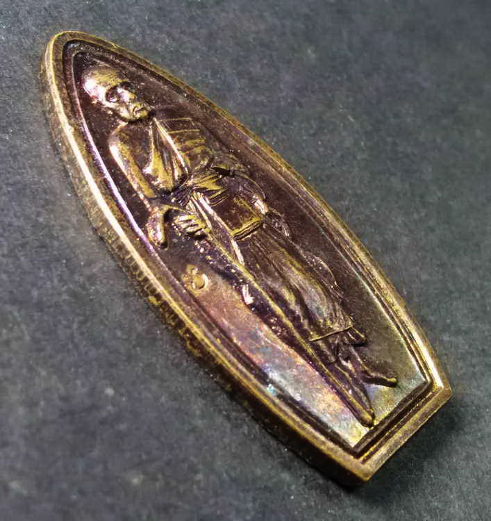 รหัสสินค้า เหรียญคณาจารย์ 096 เหรียญยืนถือไม้เท้า หลวงพ่อปลื้ม วัดสวนหงส์ จังหวัดสุพรรณบุรี สร้างปี 2542 หลังรอยพระพุทธบาท