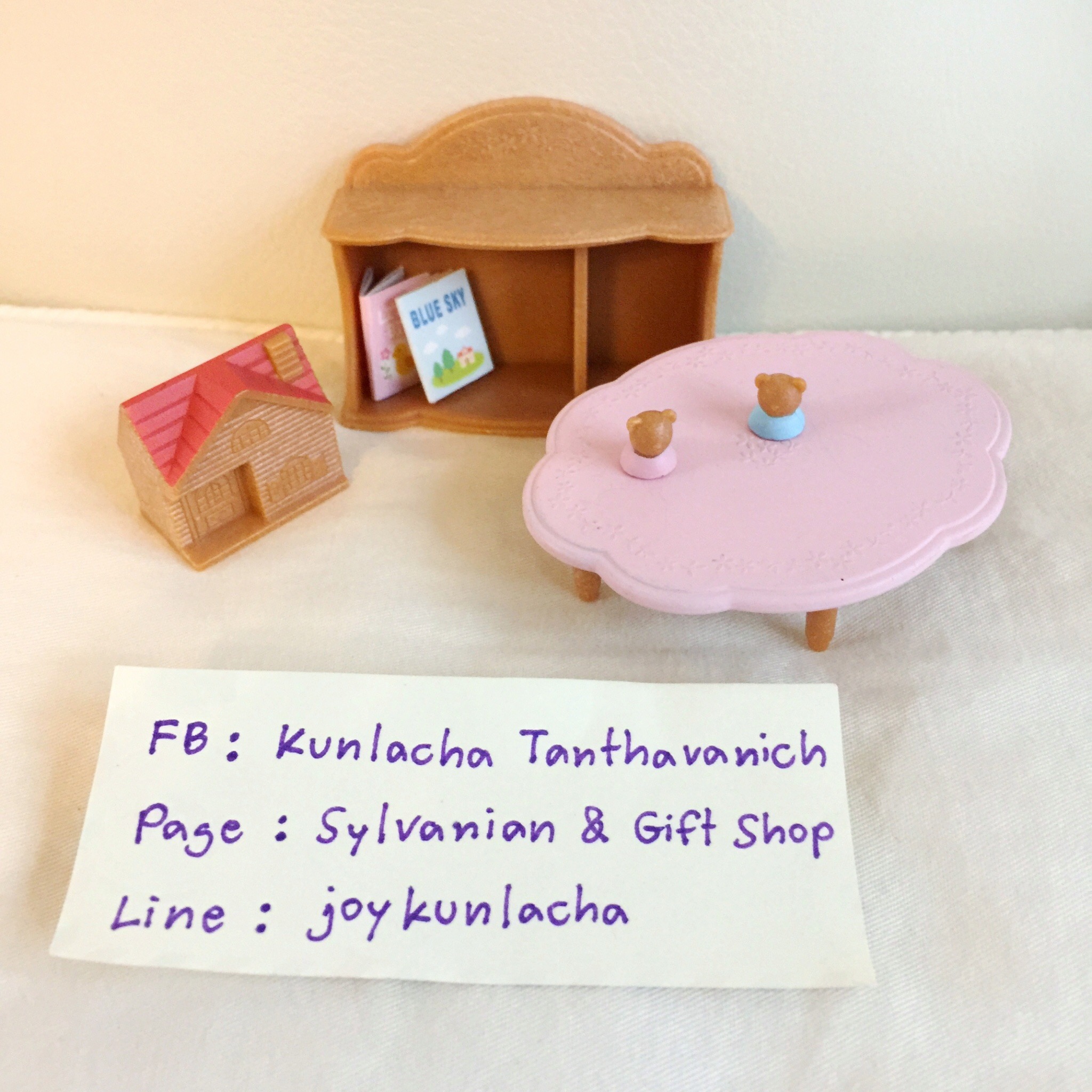 โต๊ะนั่งเล่นสำหรับเด็กๆ พร้อมชั้นวางของค่ะ Child Table Set : Sylvanian Families