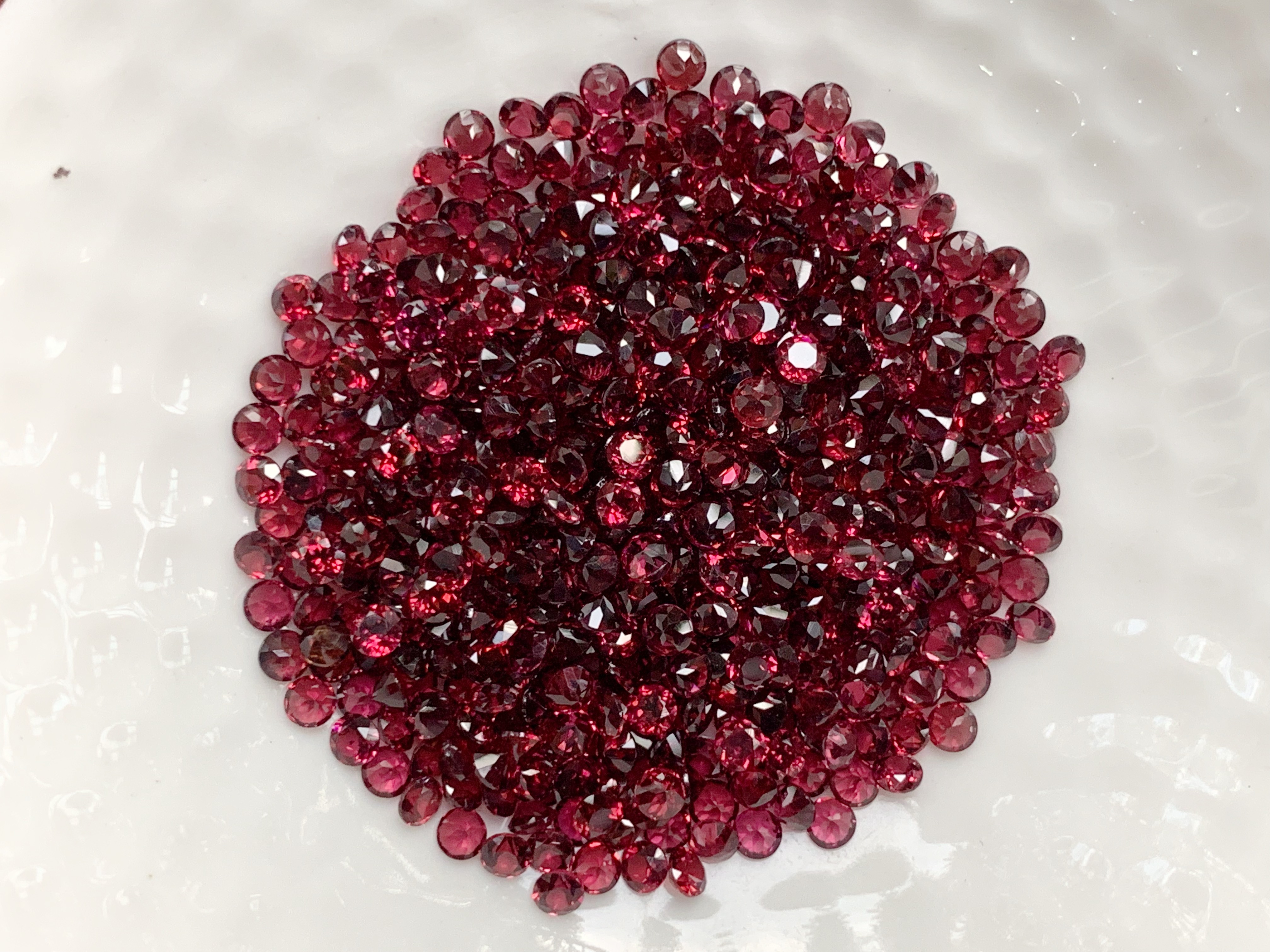 โรโดไลท์กลม 2.5 มม. 5 กะรัต