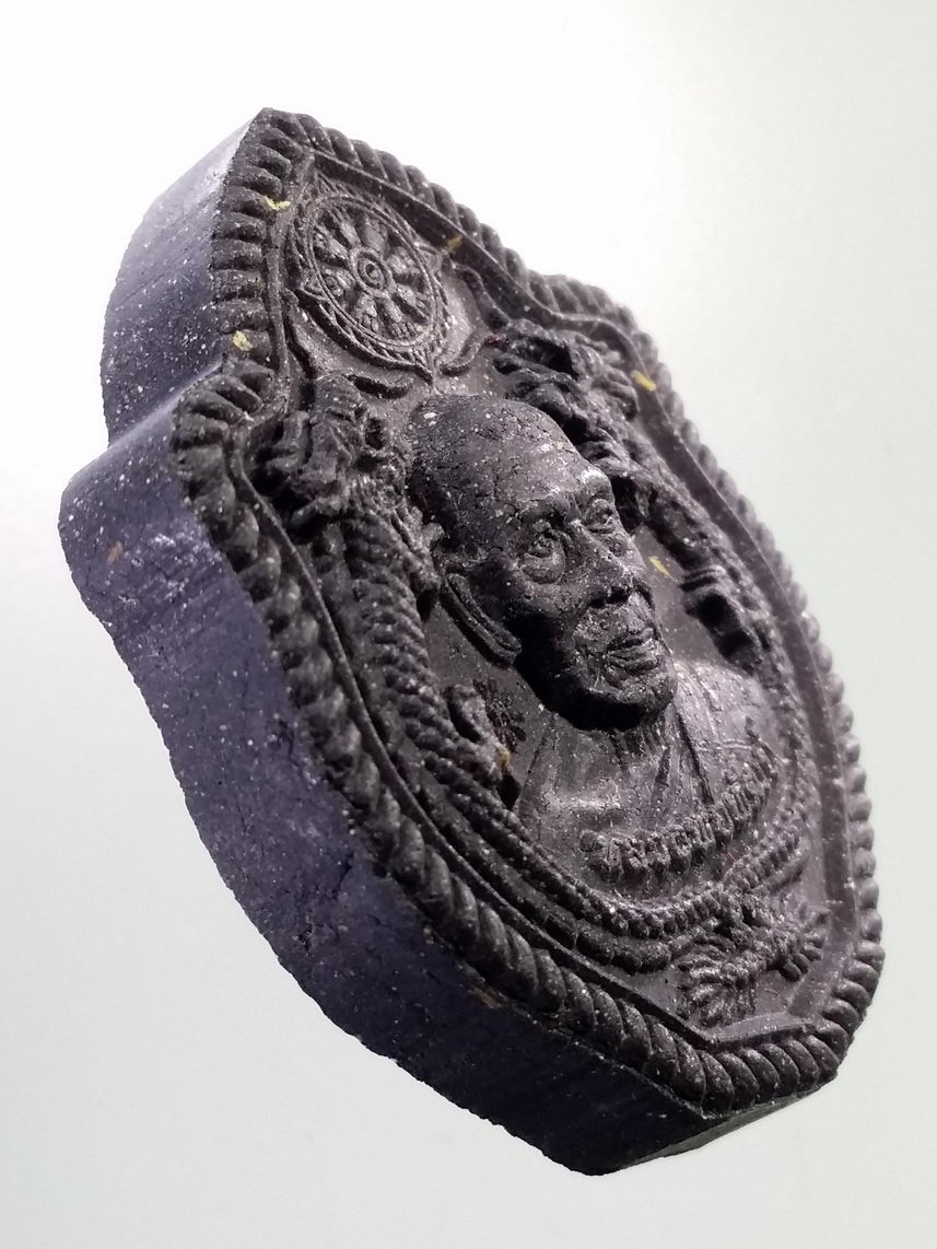 รหัสสินค้า พระมีกล่อง 132 พระผงมังกรคู่ รุ่นมหาเศรษฐีบารมีพ่อพัฒน์ หลวงพ่อพัฒน์ วัดห้วยด้วน อำเภอหนองบัว จังหวัดนครสวรรค์ หมายเลข ๙๕๔๔ ที่ขอบด้านข้าง