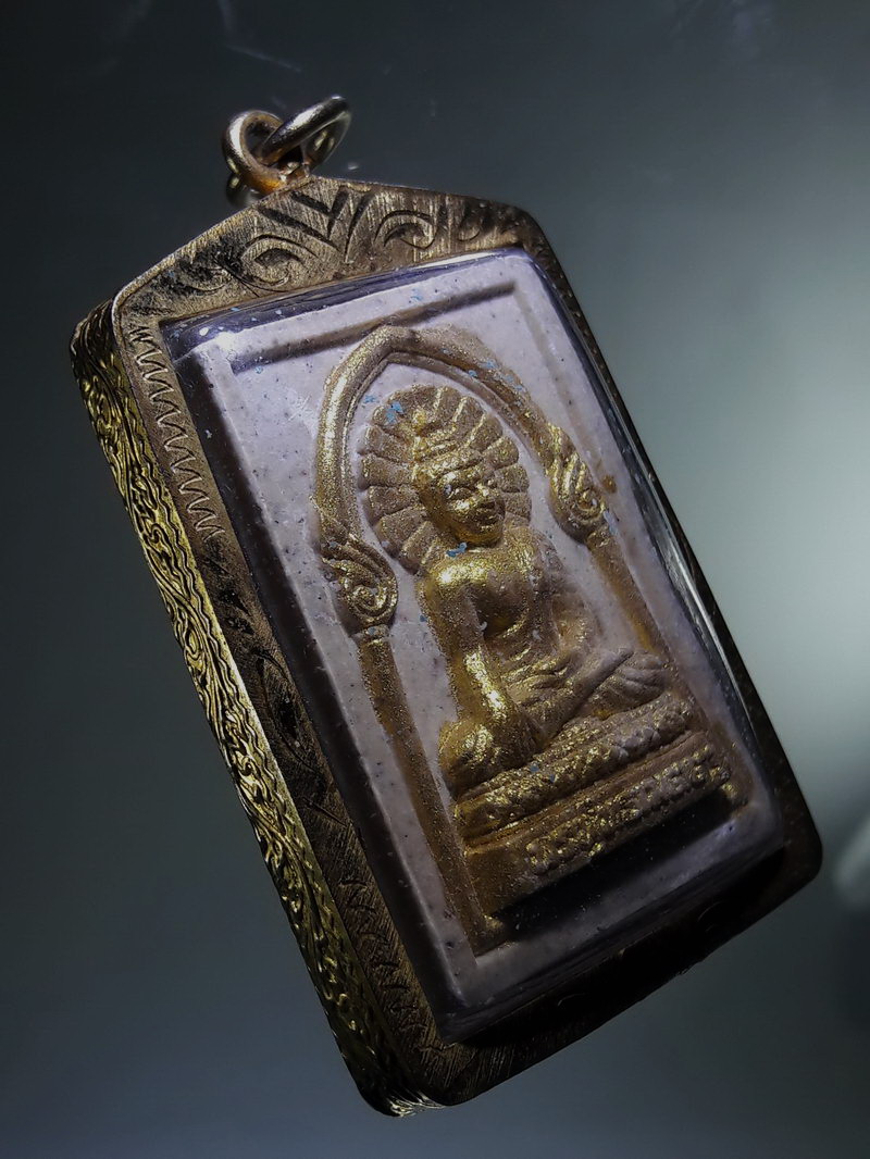 Antig FB 12915 พระพุทธเมตตาเนื้อผง หลังเจดีย์พุทธคยา สร้างปีคริสตศักราช 2020 เลี่ยมตลับทองไมครอน