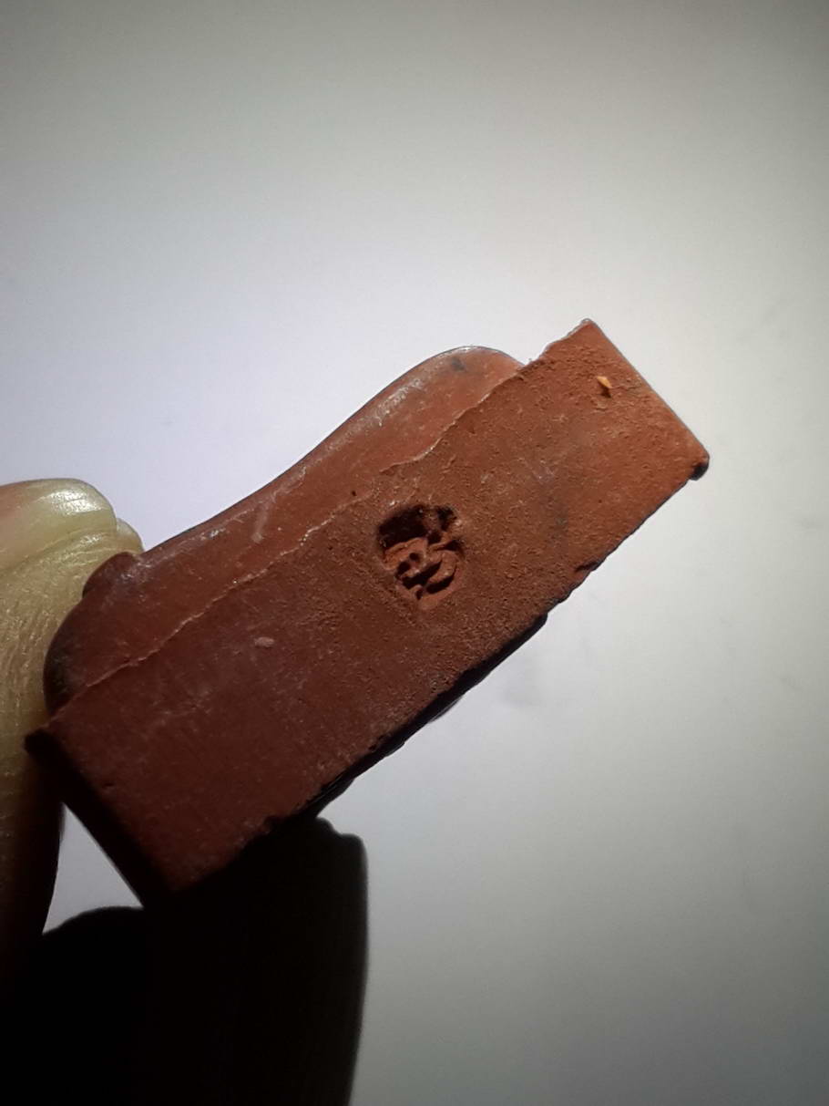 รหัสสินค้า พิษณุโลก 014 พระนางพญาเนื้อผง หลังสมเด็จพระนเรศวรมหาราช หลั่งสิโนทก รุ่นมงคลแผ่นดินดีสร้างปี 2551 กด code ปั๊มตรายาง