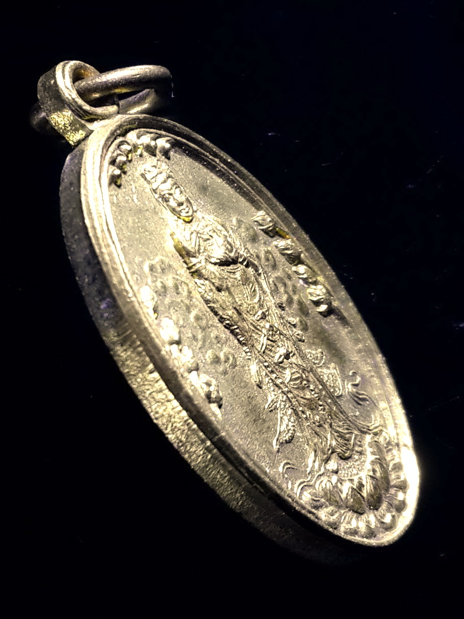 รหัสสินค้า เทพจีน - เทพฮินดู 076 เหรียญทองฝาบาตร เจ้าแม่กวนอิม สมาคม พุทธมามกสว่างประทีปธรรมสถาน อำเภอศรีราชา จังหวัดชลบุรี จัดสร้างปี 2543 ที่ระลึกในงานมหากุศลเก็บศพไร้ญาติครั้งที่ 8 ตอกโค๊ต ภาษาจีนที่ด้านหลัง พระรายการนี้ให้เช่าบูชาแล้ว