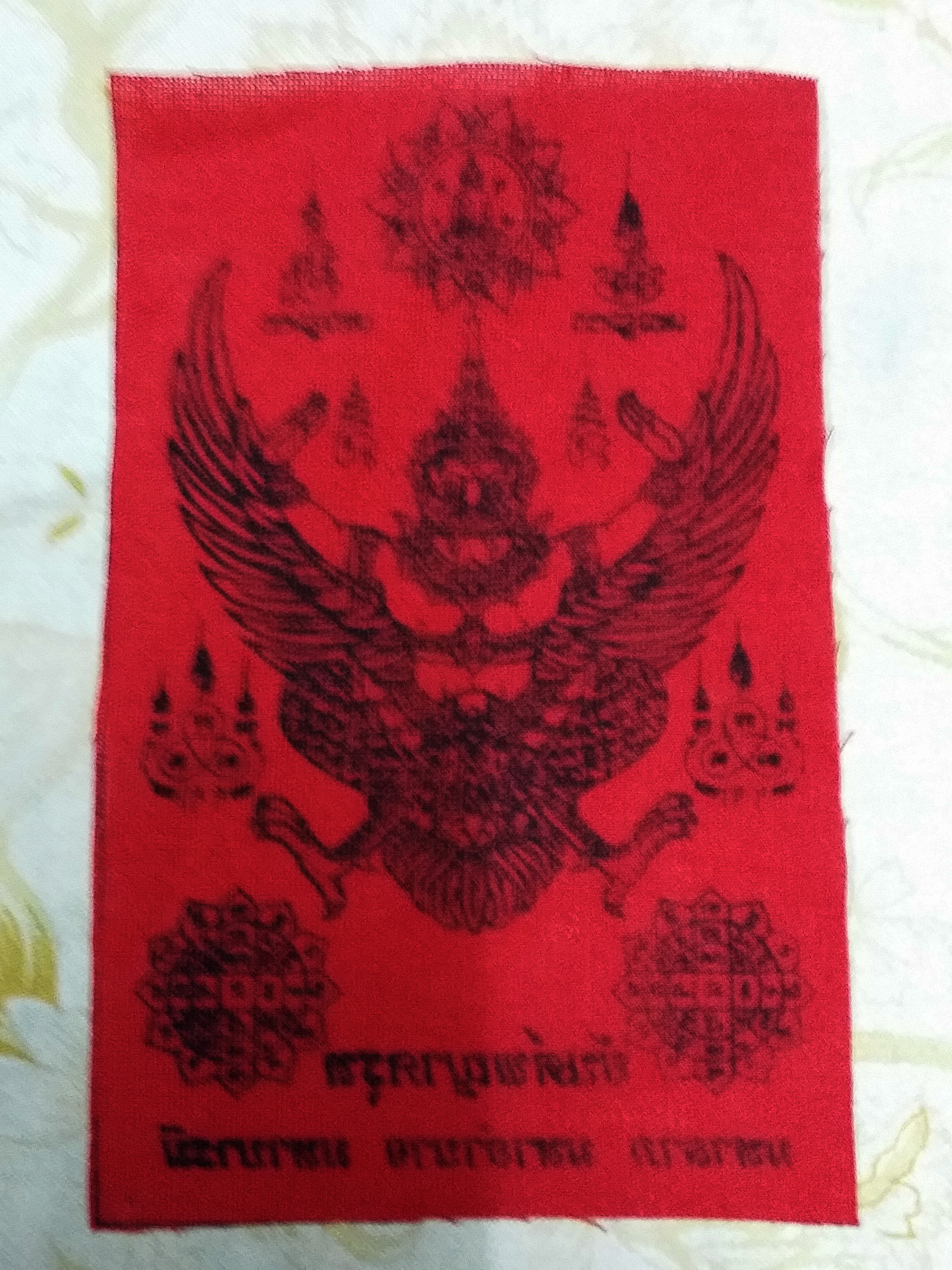 รหัสสินค้า เครื่องราง ล็อกเก็ต ภาพถ่าย 170 ผ้ายันต์แดงพญาครุฑ มหาลาภ มหาอำนาจ มหาบารมี ขนาดพกพา