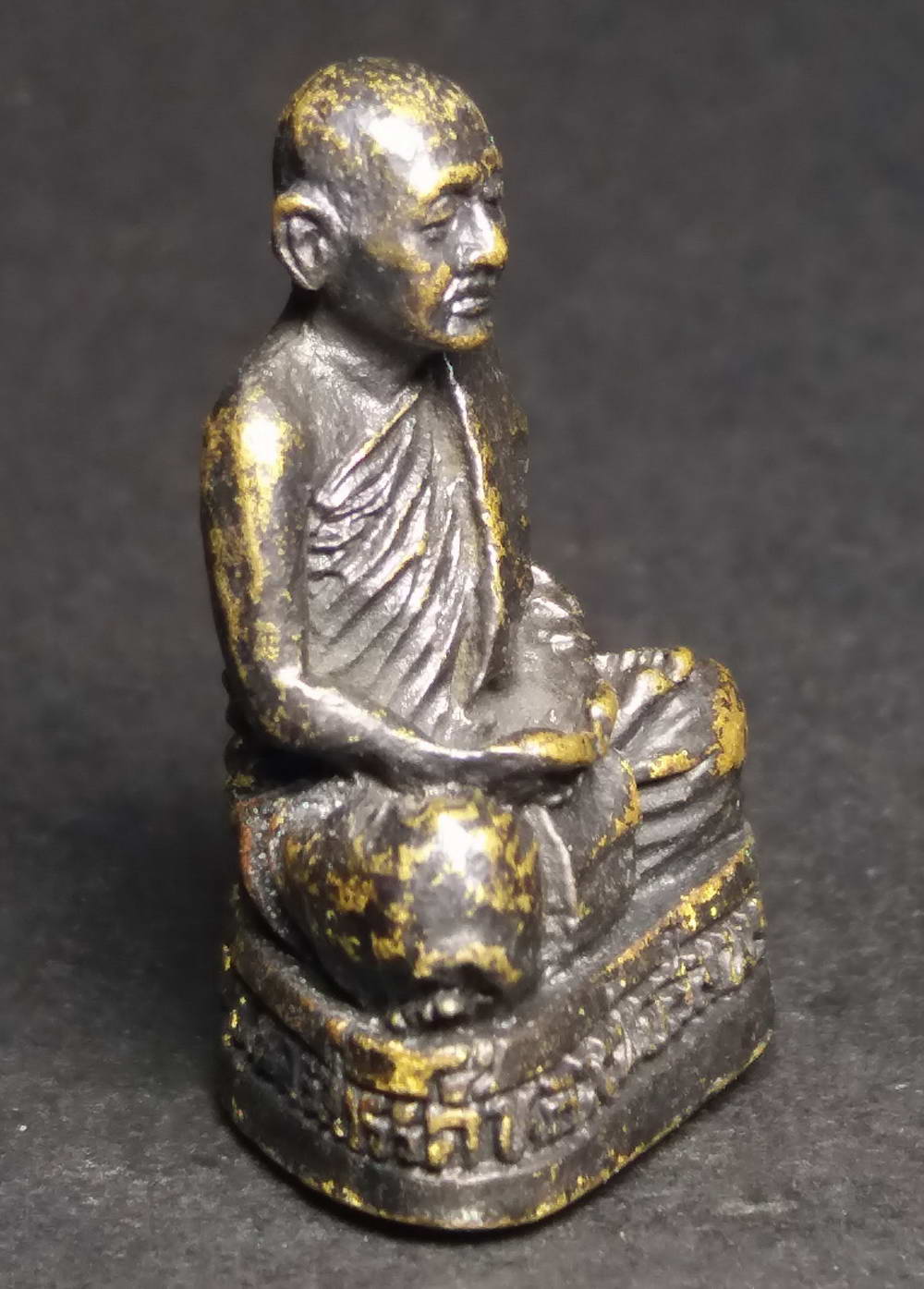 รหัสสินค้า พระกริ่ง พระหล่อ 162 รูปหล่อหลวงพ่อสมพร วัดถ้ําเนินพระะปราง จังหวัดนครสวรรค์ เนื้อทองเหลืองรมดำ หล่อตัน