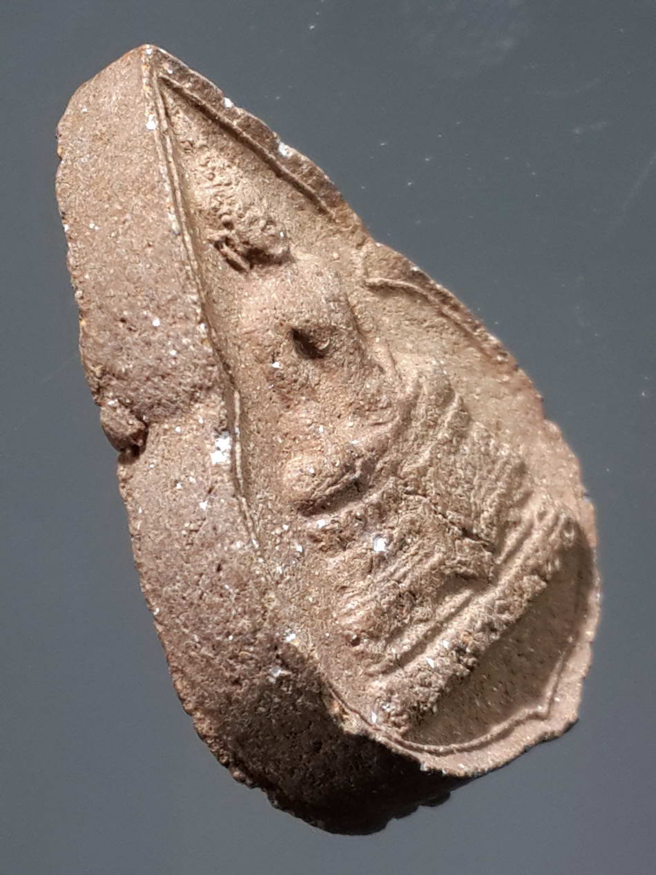 รหัสสินค้า พิจิตร 037 พระกลีบบัวเนื้อผงผสมว่าน พิมพ์พระพุทธ หลวงพ่อลือ วัดวังกลม จังหวัดพิจิตร พระรายการนี้ให้เช่าบูชาแล้ว