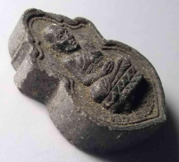 รหัสสินค้า หลวงปู่ทวด วัดต่างๆ 046 หลวงปู่ทวดเนื้อผงเสมา วัดช้างให้ จังหวัดปัตตานี หลังยันต์นะเฉลียวเพชร ไม่ทราบปีที่สร้าง พระรายการนี้ให้เช่าบูชาแล้ว