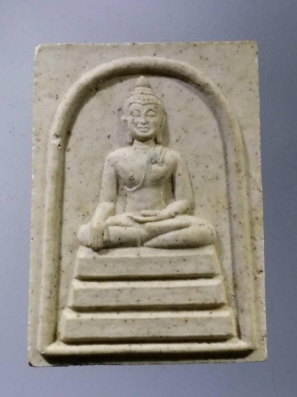 รหัสสินค้า พระเนื้อดิน เนื้อผง เนื้อว่าน 9826 พระพุทธสิหิงค์ สิงห์หนึ่ง วัดบ้านไร่ อำเภอลี้ จังหวัดลำพูน สร้างปี 2556 หลังยันต์ 5 ยอด นวหรคุณ