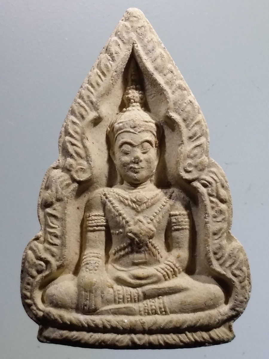 รหัสสินค้า พระเนื้อดิน เนื้อผง เนื้อว่าน 9284 สมเด็จพระธรรมราชาจอมมหาจักรพรรดิ์ไตรรัตนญาณ เนื้อผง หลังธรรมจักร