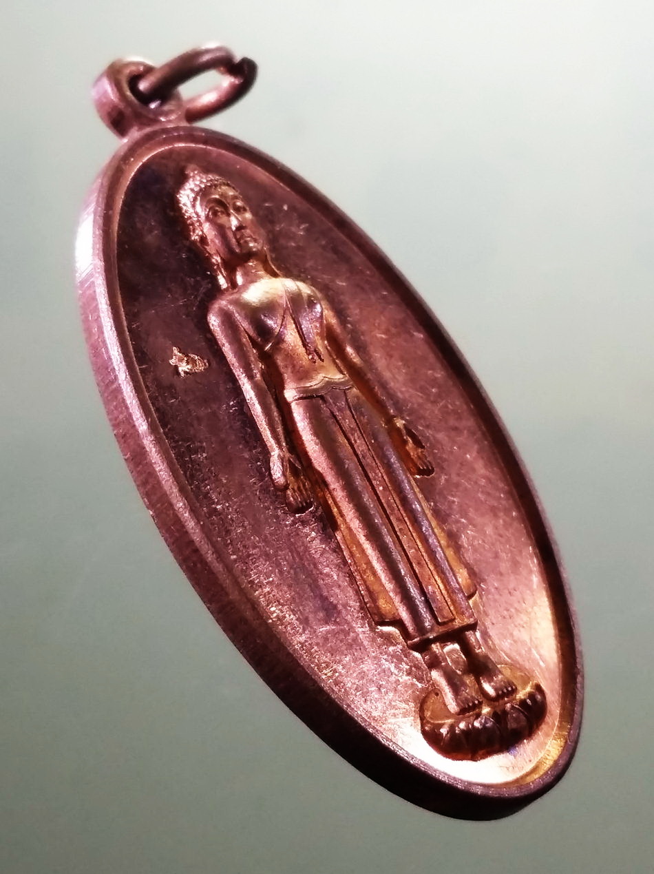 รหัสสินค้า เหรียญพระพุทธ 4103 เหรียญพระพุทธปางเปิดโลก เนื้อทองแดงผิวไฟ หลังพระอาจารย์ ฐิตธัมโม วัดภูสว่างแสงธรรม อำเภอนายูง จังหวัดอุดรธานี ตอกโค๊ต ด้านหน้า ขนาดเมื่อเทียบกับเหรียญบาท