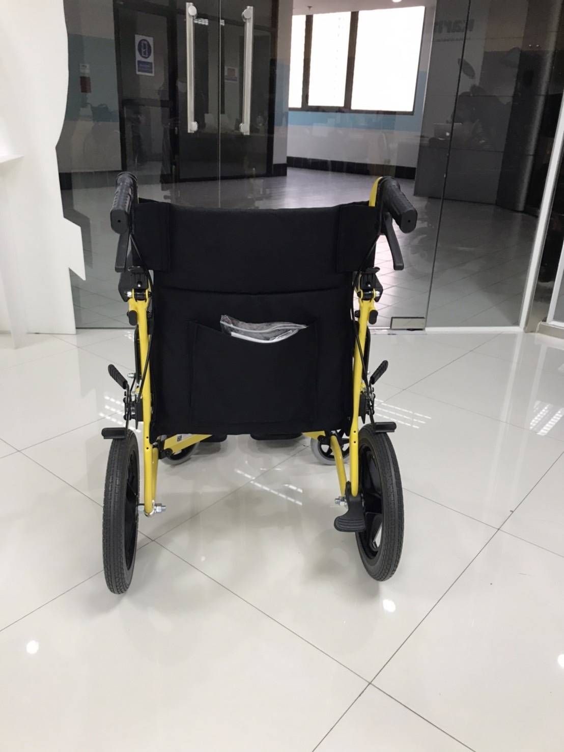 รถเข็นอลูมินัมอัลลอยด์โซม่า รุ่น SOMA 215 (SM-250.5) WheelChair SOMA 215 (SM-250.5) โครงพักเท้าสวิงได้ น้ำหนักเบา พกพาสะดวก กะทัดรัด ของแท้ รับประกันศูนย์ไทย 1 ปี