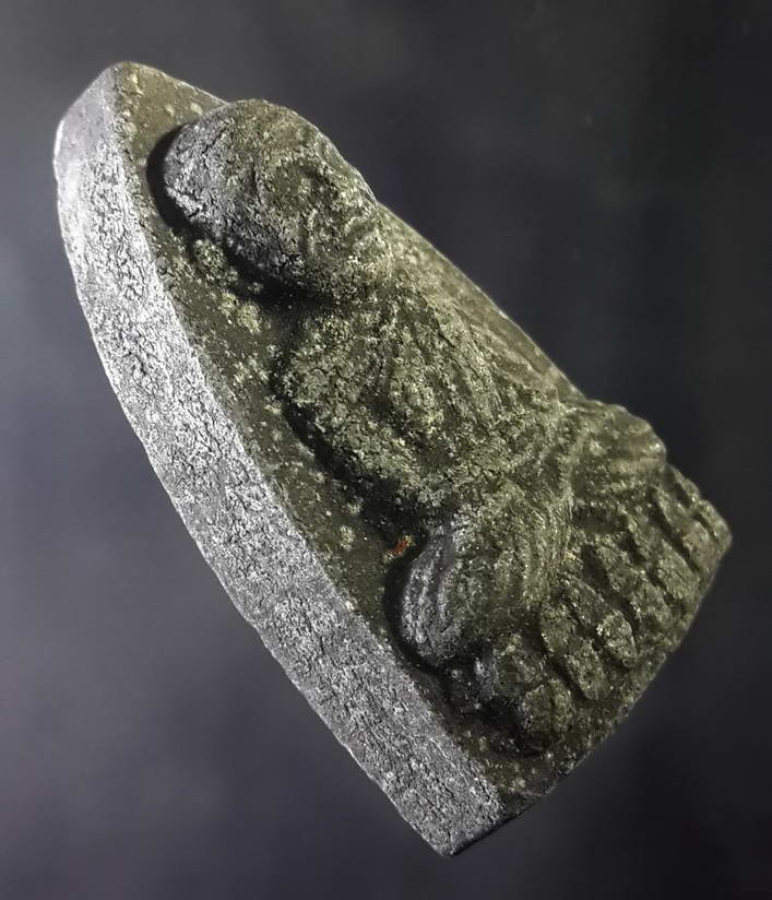 รหัสสินค้า หลวงปู่ทวด วัดต่างๆ 081 หลวงปู่ทวด วัดช้างให้ จังหวัดปัตตานี พิมพ์ตัวหนังสือนูน พระองค์นี้เก่านะครับ มีอายุ เนื่องจากไขที่ผิวพระเริ่มขึ้นแล้ว