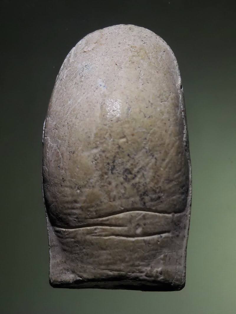 Antig FB 12840 นิ้วหัวแม่มือ เนื้อผง หลวงพ่อคูณ วัดบ้านไร่ อำเภอด่านขุนทด จังหวัดนครราชสีมา