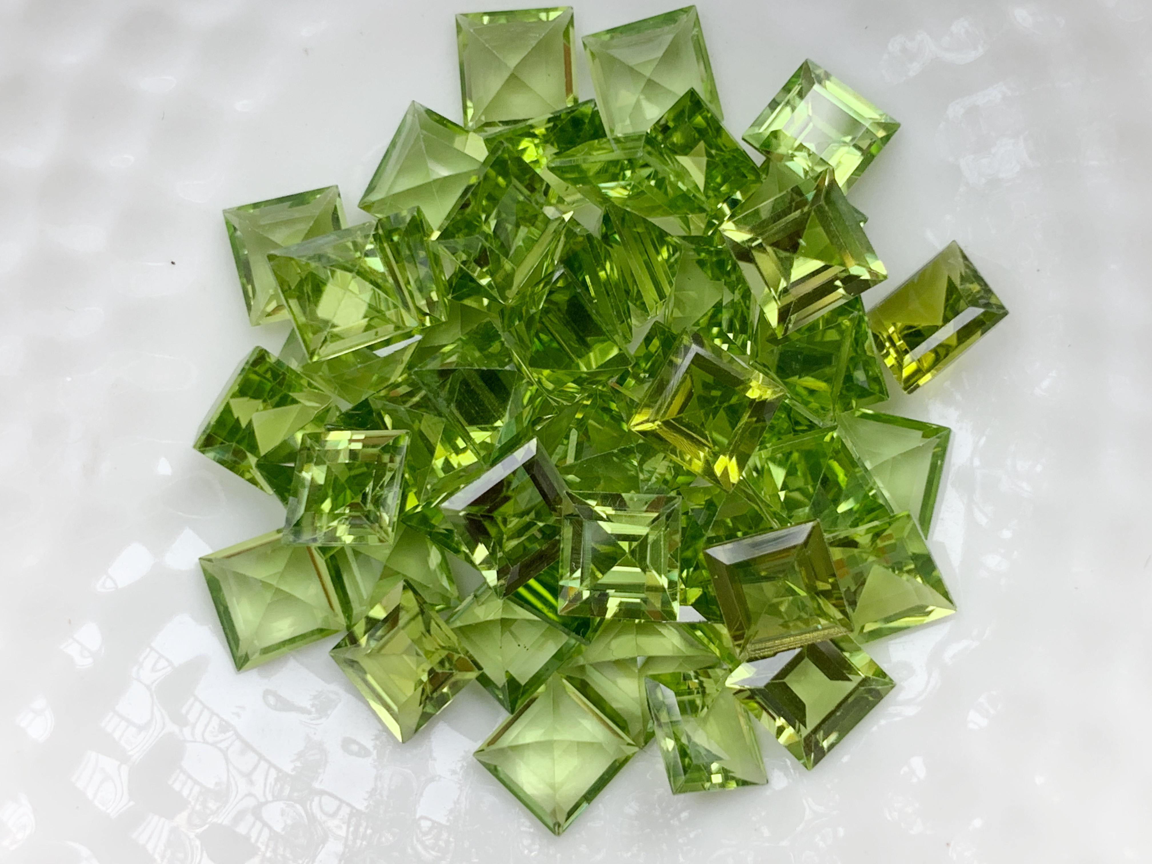 เพอริดอทสี่เหลี่ยม 6 มม. 5 กะรัต