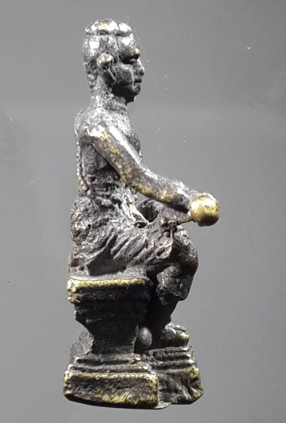 รหัสสินค้า พระกริ่ง พระหล่อ 247 รูปหล่อสมเด็จพระนเรศวรมหาราช ด้านหลังเขียนว่า สุพรรณบุรี ไม่ทราบวัดที่สร้าง