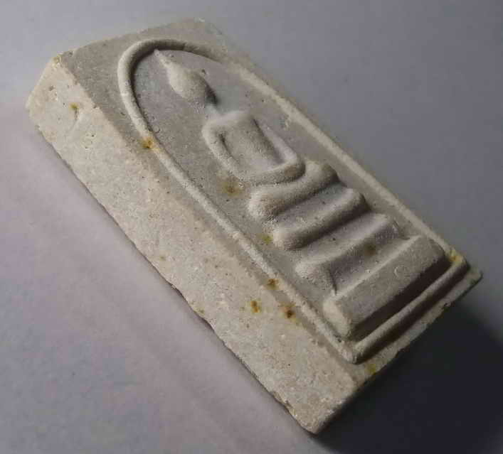 รหัสสินค้า ยะลา 003 พระสมเด็จเนื้อผงหลังหลวงปู่ทวด วัด กม. 7 อำเภอเบตง จังหวัดยะลา กดโค้ดที่ด้านหลัง