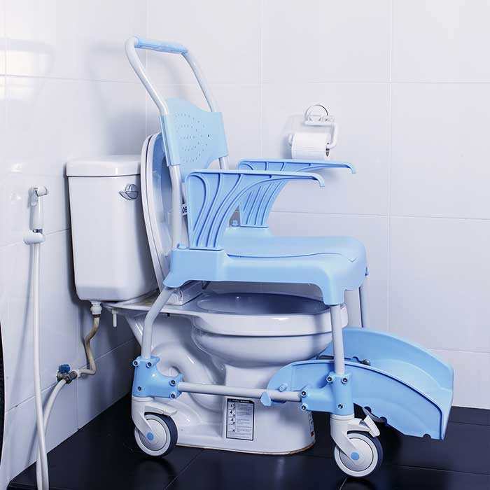 รถเข็นนั่งขับถ่าย และอาบน้ำโมเอม MOEM มาพร้อมถังรองถ่าย สามารถใช้งานได้ทั้งภายในบ้าน และนอกสถานที่ รับน้ำหนักได้สูงสุด 150 kg. ผลิตภัณฑ์จากประเทศสเปน