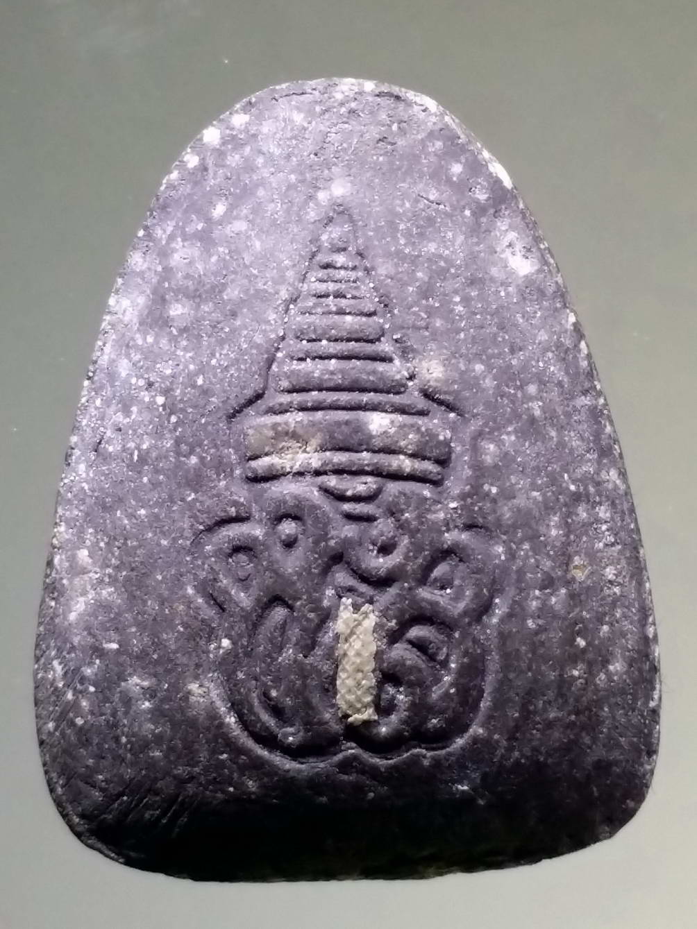 รหัสสินค้า พระไม่ทราบที่ 273 พระปิดตา เนื้อผงใบลาน ด้านหลังมีตราสัญลักษณ์ ไม่ทราบที่