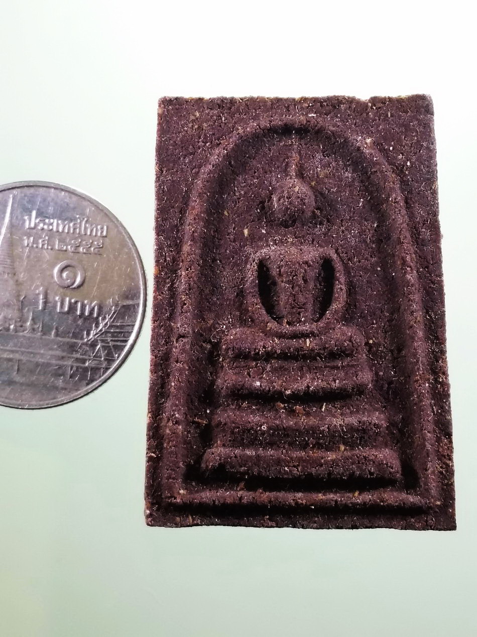 รหัสสินค้า พระมีกล่อง 3962 พระสมเด็จเนื้อว่าน ที่ระลึกบูรณะอุโบสถวัดบ้านป้อม จังหวัดสุโขทัย สร้างปี 2551