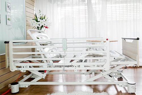 ชุดเตียงผู้ป่วยไฟฟ้า PANTOGRAPHE 3/4 หัว และท้ายเตียงสามารถถอดออกได้ (ปรับเตียงต่ำสุด 24 ซม.) + พร้อมที่นอนโฟมป้องกันแผลกดทับ MERCURY หนา 15 ซม. + ชุดผ้าปูที่นอน + ผ้ายางกันเปื้อน